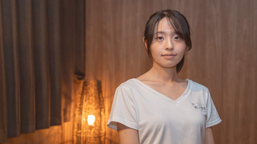 02.笑顔の女性スタッフ